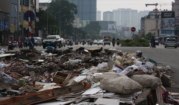 Rác thải chất núi giữa đường 'cong mềm mại' ở Thủ đô: Công an lên tiếng