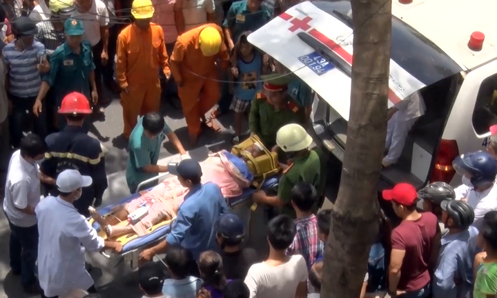 Đà Nẵng: Ba công nhân lắp biển quảng cáo bị điện giật bỏng nặng