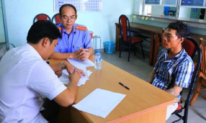 Mâu thuẫn với chủ nhà, khóa cửa, đổ xăng phóng hỏa thiêu cả gia đình