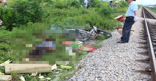 Lái xe băng qua đường sắt, người đàn ông bị tàu tông chết