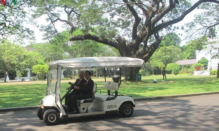 Tổng thống Indonesia lái xe điện chở Tổng bí thư Nguyễn Phú Trọng