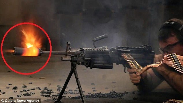 Súng máy Mỹ nhả liên tiếp 700 phát đạn, nung chảy ống giảm thanh