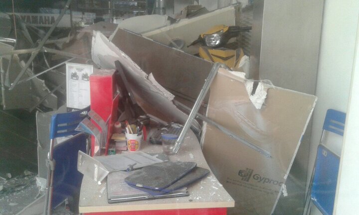 Sập trần cửa hàng xe máy, hàng loạt xe bị hư hỏng