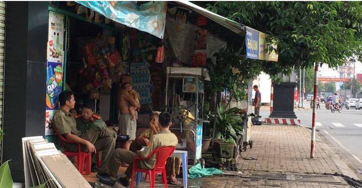 Bế con đến nhà ngoại rồi tẩm xăng tự thiêu