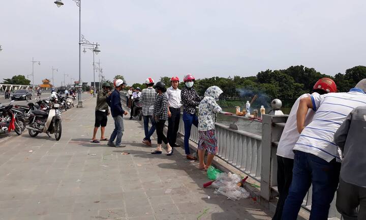 Nam sinh viên vừa nhảy cầu tự tử vừa gọi mẹ kêu cứu