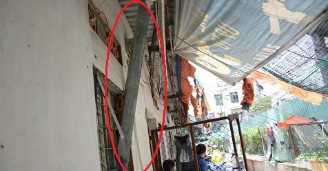 Thanh sắt dài 6m đâm xuyên nhà trọ, 2 mẹ con thoát chết kỳ diệu