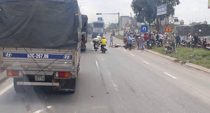 Xe máy va chạm xe tải, 2 người bị cán chết tại chỗ
