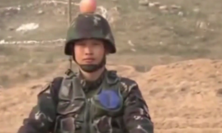Video: Thót tim xem lính Trung Quốc bắn táo trên đầu đồng đội