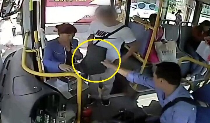 Tài xế nhìn qua gương chiếu hậu, 'tóm sống' kẻ móc túi trong tích tắc