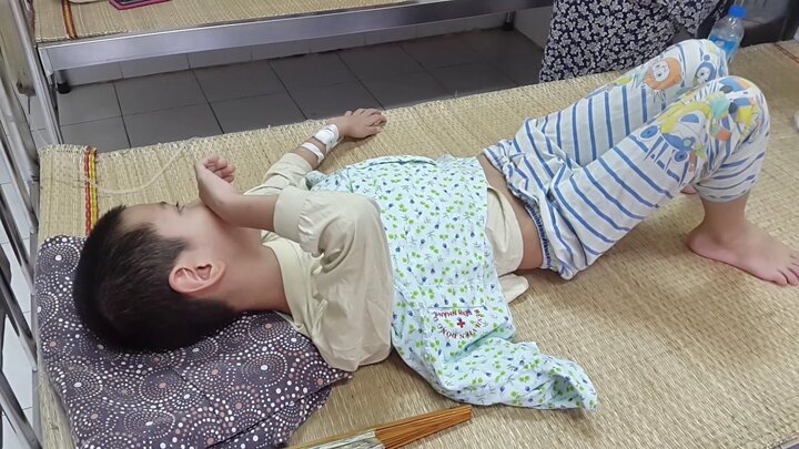 Thảng thốt tâm thư của người mẹ có con sốt xuất huyết nguy kịch