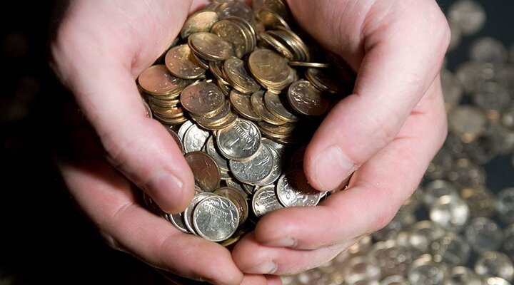 Doanh nhân Nga mang 7 bao tải tiền xu đi trả nợ tiền bảo hiểm