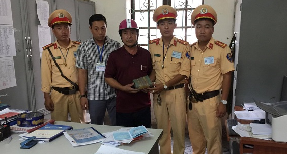 CSGT Hà Tĩnh trả lại 450 triệu đồng bỏ quên trong cốp xe máy vi phạm