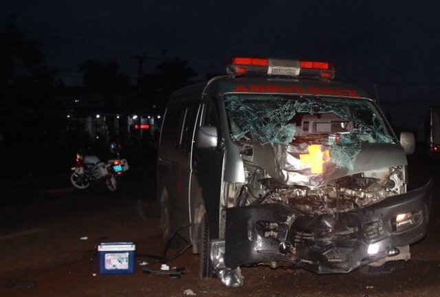 Xe cứu thương đâm xe máy, 2 người thương vong trong đêm