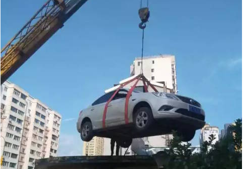 Sự thật vụ dân chung cư cẩu xe đỗ ngang ngược lên nóc nhà