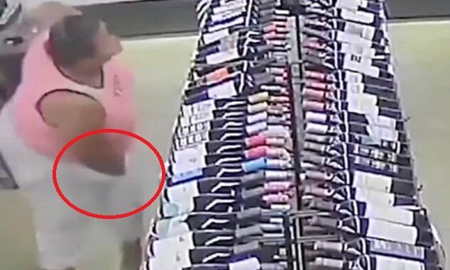 'Quý bà' trộm 18 chai rượu 'khủng', nhét cả vào quần và áo lót để giấu