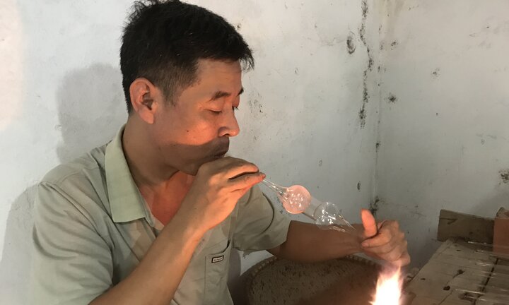 Video: Mục sở thị thổi thủy tinh bằng miệng ra bóng đèn ở Thủ đô