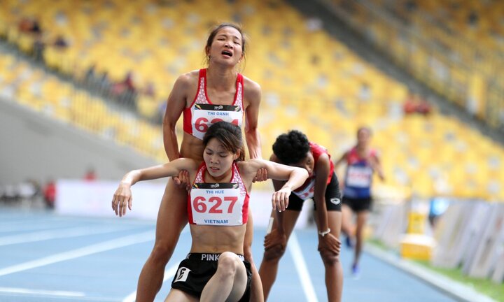 Xúc động hình ảnh 2 nữ VĐV Việt Nam dìu nhau vô địch trên vạch đích