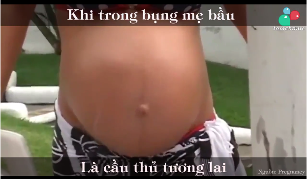 Hài hước cảnh các em bé trong bụng mẹ thi nhau đạp như cầu thủ