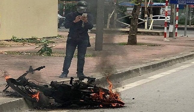 Xe máy đang đi cháy trơ khung sắt trên phố Hà Nội