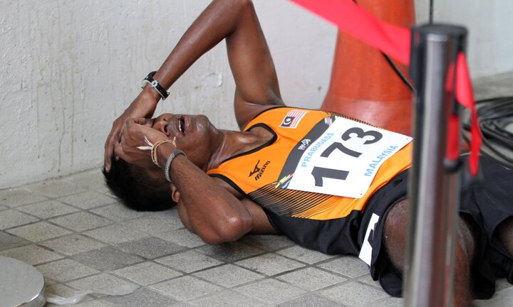 Cố bám Nguyễn Văn Lai, VĐV chủ nhà Malaysia nôn thốc nôn tháo