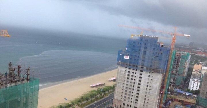 Kinh hãi dòng nước đen ngòm cuồn cuộn thải ra biển 'đẹp nhất hành tinh'