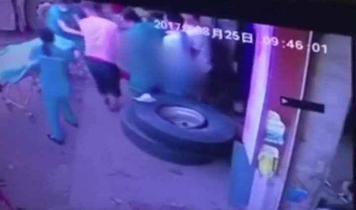 Lốp xe tải đột ngột phát nổ khiến người đàn ông chết thảm