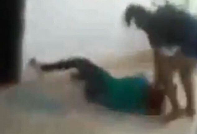 Phát hiện con gái 17 tuổi mang thai, mẹ đánh đập dã man