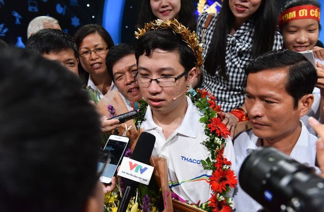 Phan Đăng Nhật Minh dùng tiền thưởng làm gì sau khi vô địch Đường lên đỉnh Olympia 2017?