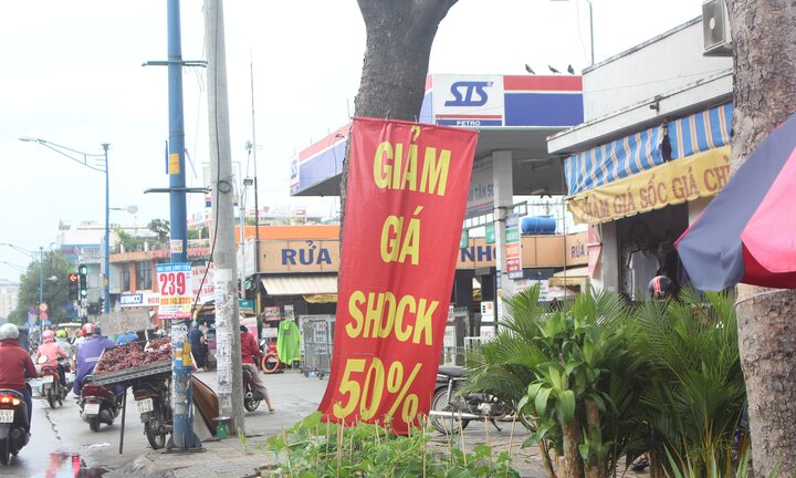 Chưa bán hết hàng, chủ 50 ki-ốt giáp Tân Sơn Nhất xin qua Tết di dời