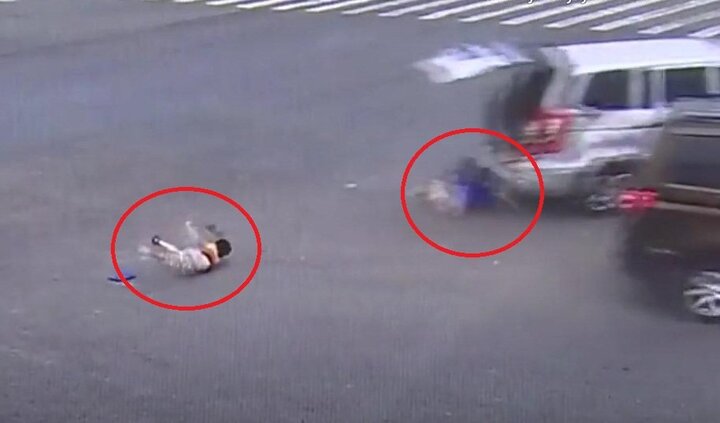 Hai em bé ngã văng khỏi ô tô sau tai nạn khiến người xem thót tim