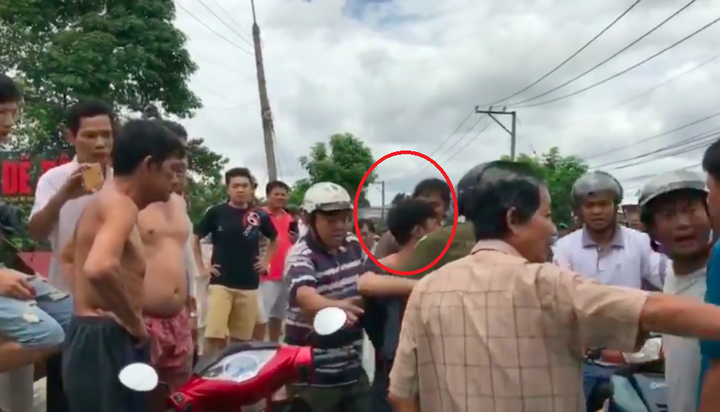 Bị yêu cầu dừng xe, nhóm cướp liều lĩnh lao thẳng xe vào công an