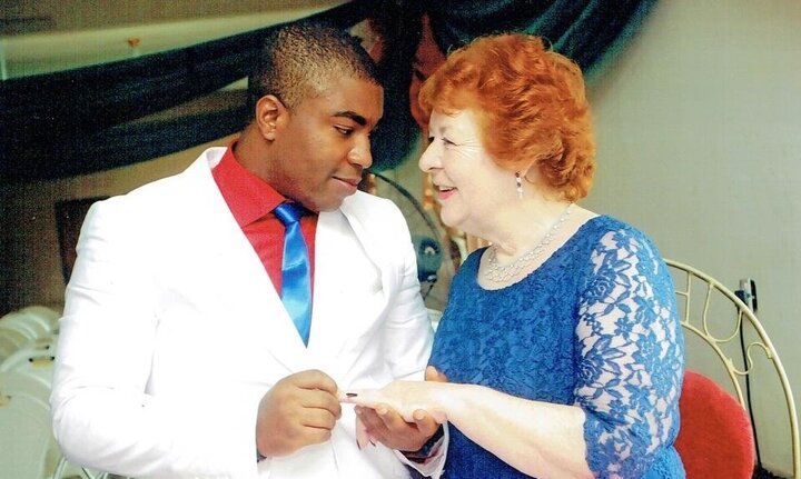 Yêu qua Facebook, cụ bà 72 tuổi bỏ chồng để lấy người tình 27 tuổi