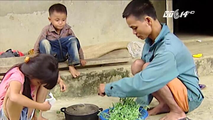 Vợ bỏ đi, người đàn ông tật nguyền một mình lầm lũi nuôi 2 con thơ