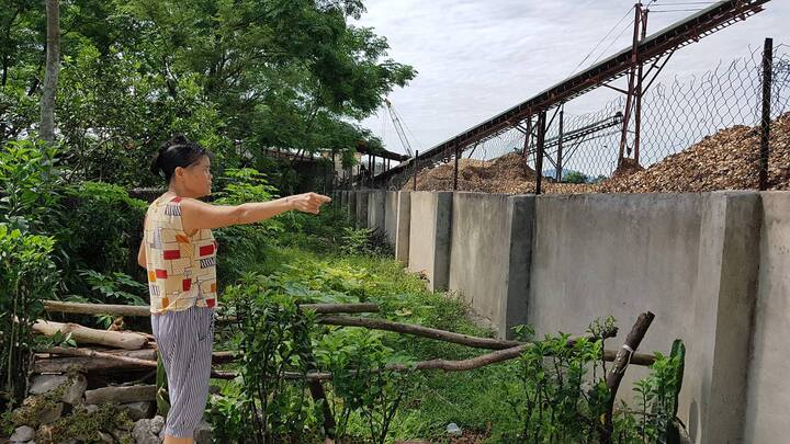 Phải sống chung với bụi bặm của nhà máy dăm gỗ suốt 10 năm, dân chỉ biết kêu trời