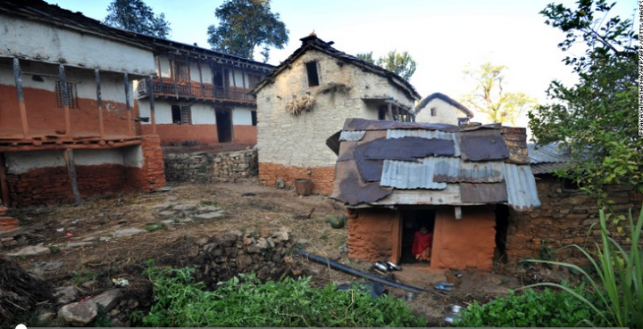 Hủ tục: Cô gái 16 tuổi bị đuổi khỏi nhà vì đến kỳ 'đèn đỏ'