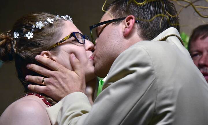 Cưới ngay tại bệnh viện khi vừa sinh xong: Cặp đôi khiến cả triệu mẹ bỉm sữa thích thú