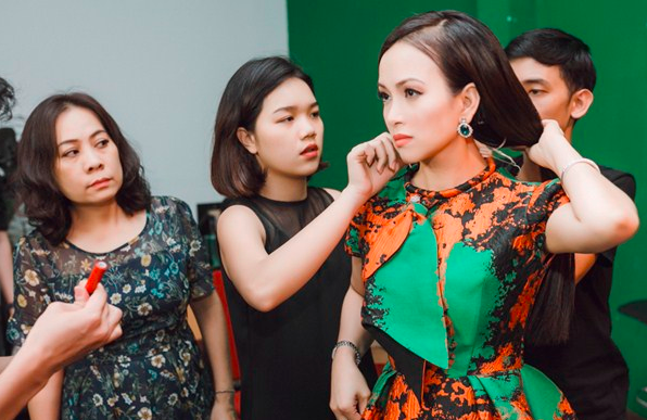 Tỷ phú Hà Phương được 20 người hộ tống, nhất quyết giấu mặt con