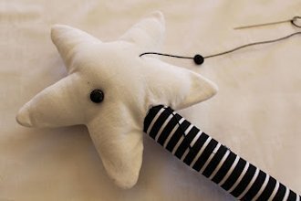 Mẹ khéo tay tự làm đũa thần tiên cho bé chơi Trung Thu