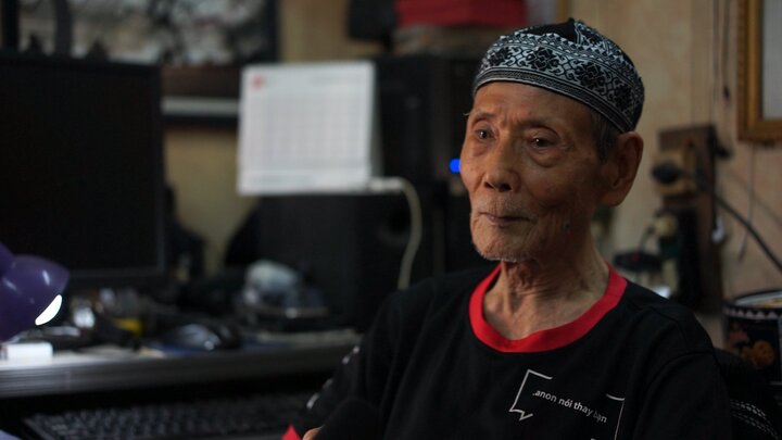 Video: Theo chân cụ ông được mệnh danh là 'Vua Hồ Gươm'