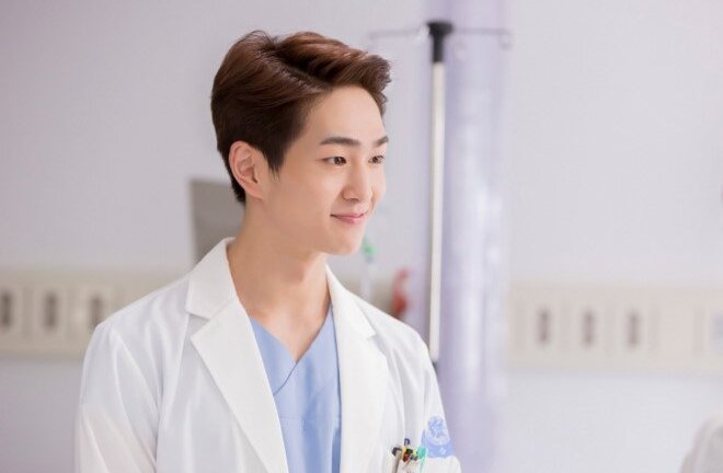 Bị tố quấy rối tình dục, Onew 'Hậu duệ mặt trời' bị buộc ngừng hoạt động