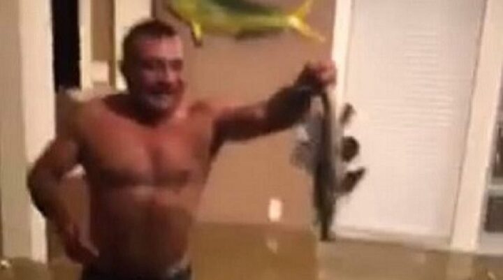 'Siêu bão thập kỷ' đổ bộ, dân Mỹ tay không bắt cá trong nhà