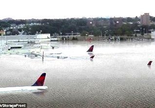 Xôn xao bức ảnh sốc: Hàng loạt máy bay chìm nghỉm trong biển nước sau siêu bão Harley