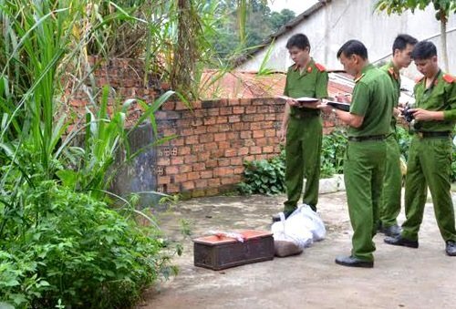 Tá hỏa phát hiện bé gái sơ sinh nằm bất động trong giỏ xách ven đường