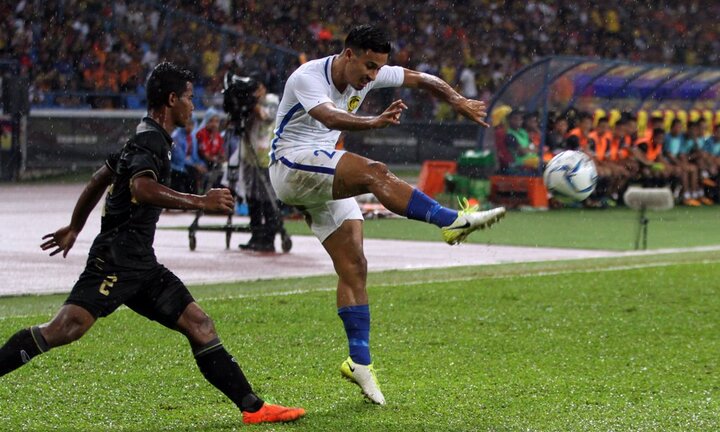Video: Thủ môn U22 Malaysia đấm bóng phản lưới nhà