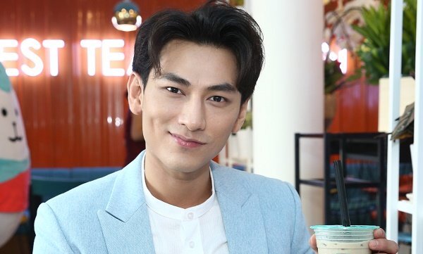 Isaac 'đổi nghề' đi bán trà sữa Thái Lan