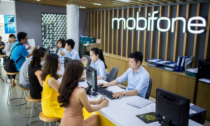 MobiFone hỗ trợ khách hàng trải nghiệm hệ sinh thái 4G bằng điện thoại giá siêu tốt