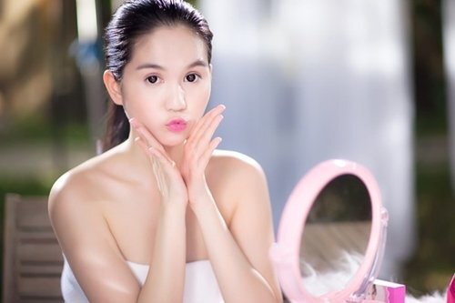 Học lỏm Ngọc Trinh cách làm đẹp tuyệt hay từ đá lạnh