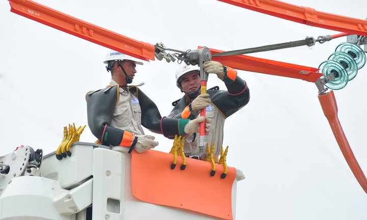 Sát hạch tay nghề cho công nhân Đội sửa chữa điện nóng