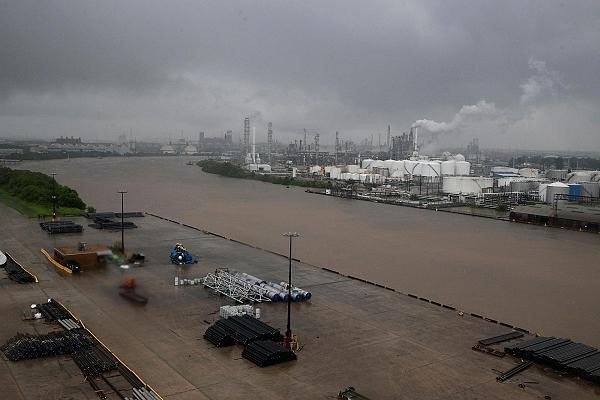 Texas đối mặt nguy cơ nổ nhà máy hóa chất sau bão Harvey