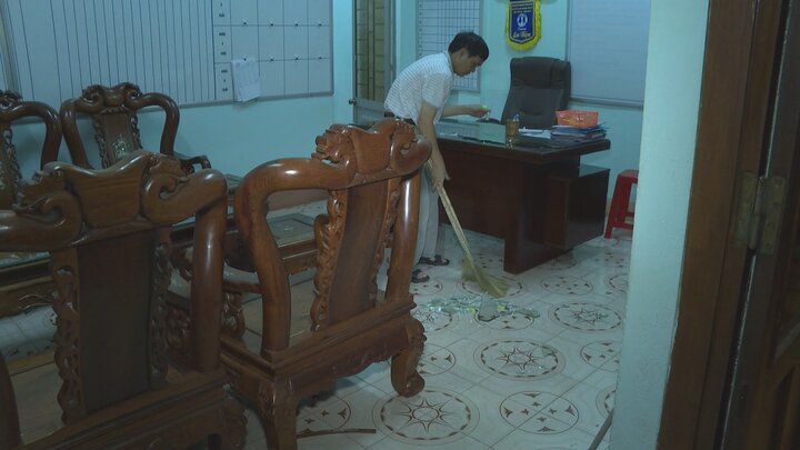 Hơn 20 thanh niên vác hung khí giải cứu 2 nữ đồng bọn phá hoại tài sản
